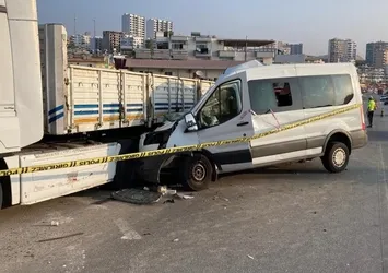 Mersin'de can pazarı! Öğrencileri taşıyan servis tıra çarptı: Ölü ve yaralılar var
