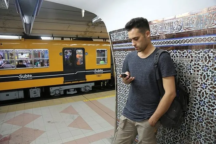 Buenos Aires metrosunda Endülüs Sanatı
