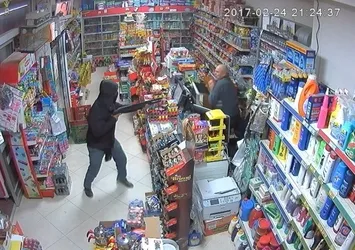 Silahlı gaspçıyı veresiye defteriyle kovdu