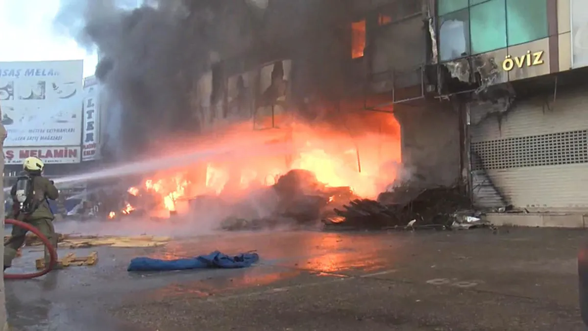 Bağcılar İSTOÇ'ta iş yeri yangını! Vali Gül A Haber'de açıkladı: 17 iş yeri zarar gördü