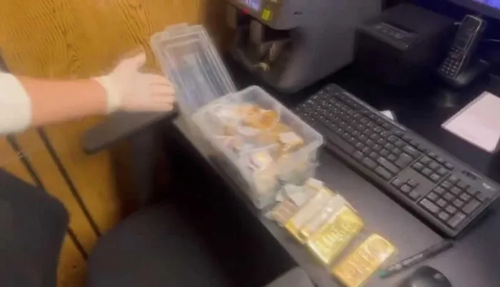 adliye-soygununda-yeni-gelisme-gozalti-sayisi-12ye-yukseldi-1765353072447.jpeg Timurtaş'ın çaldığı altınlar (ahaber.com.tr)