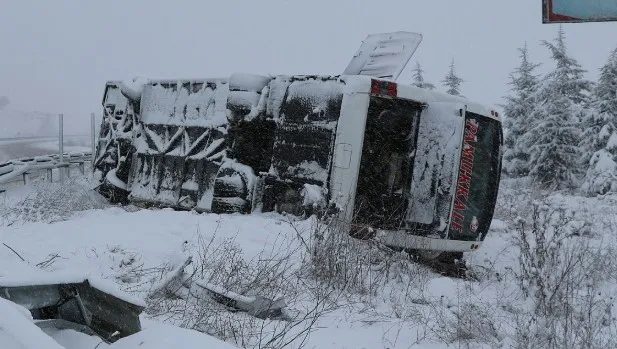 Kütahya'da yolcu otobüsü devrildi: 19 kişi yaralandı - 1