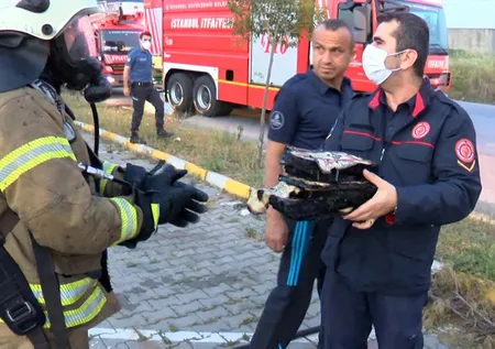 Kur'an-ı Kerim küle dönen lokantadan yanmadan çıkartıldı!