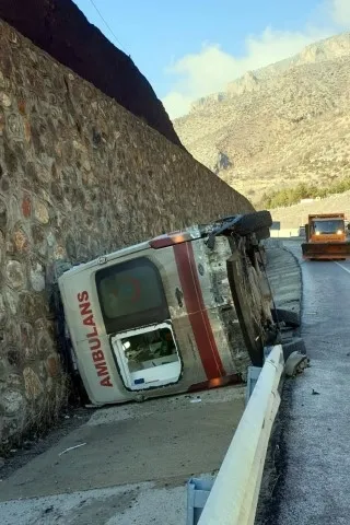Ağrı’dan Trabzon’a hasta götüren ambulans Gümüşhane'de kaza yaptı - 2
