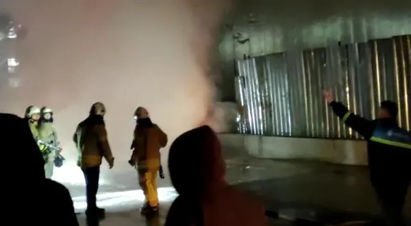istanbulda-dogal-gaz-borusu-patladi-3-arac-alev-aldi-1674846859892.jpg İstanbul'da doğal gaz borusu patladı: 3 araç alev aldı - 5