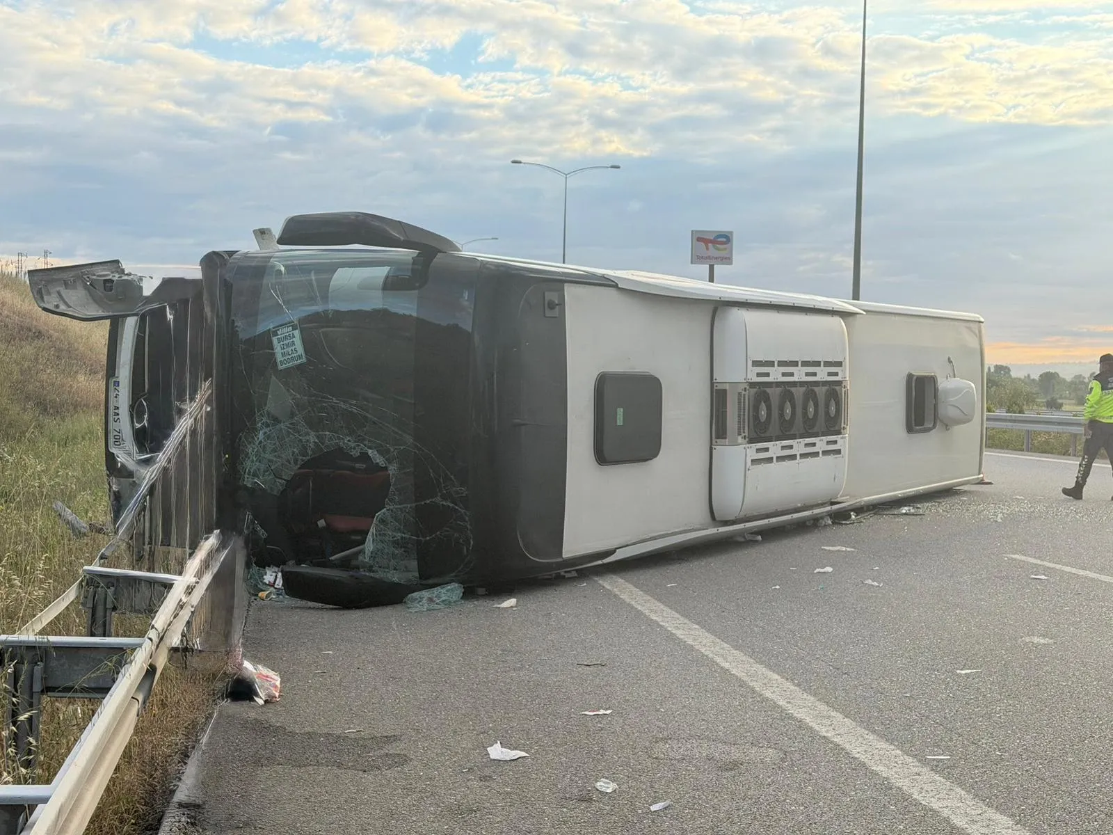 Susurluk’ta feci kaza! Yolcu otobüsü refüje çarpıp devrildi: 25 yaralı