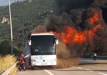 Yolcu otobüsü alev alev yandı