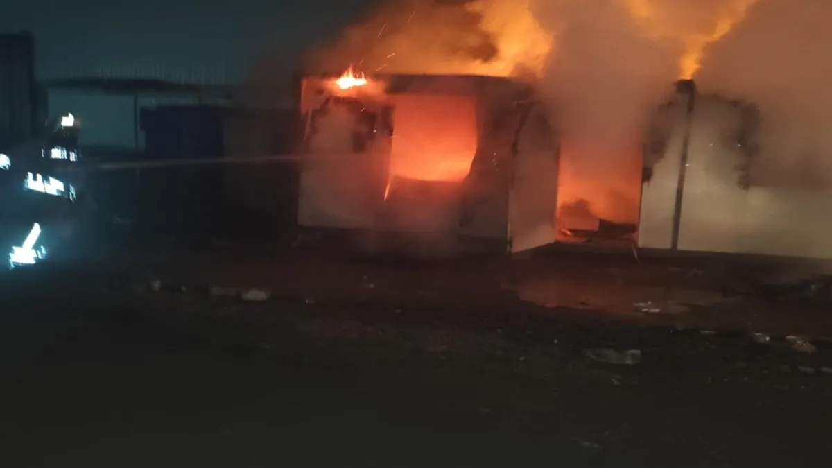 Hatay'da konteyner yangını! 1 kişi son itfaiye ekiplerince kurtarıldı