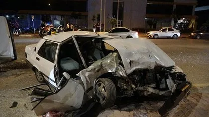 ¡Dos coches chocaron de frente! Se convirtió en una zona de guerra.