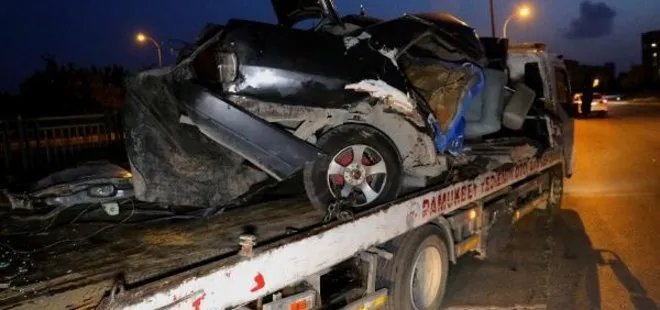 Aydınlatma direğine çarpan otomobil ikiye bölündü: Sürücü hayatını kaybetti!