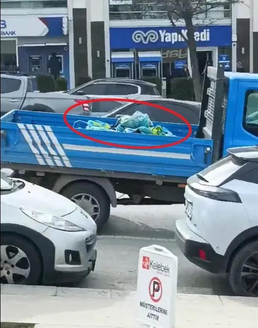 Skandal görüntüler ortaya çıktı! CHP’li Yavaş Turgut Altınok’un afişlerini indirtti