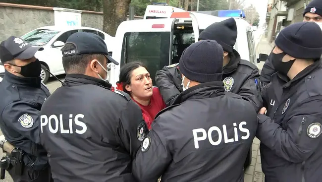 Bursa'da çaydanlıkla polise saldıran kadın serbest kalınca mahalle sakinlerine sopayla saldırdı - 7