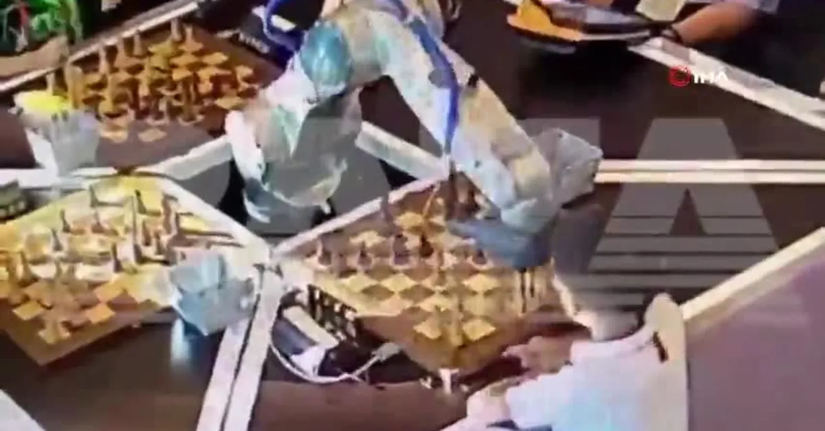 Satranç turnuvasında feci olay! Robot çocuğun parmağını kırdı