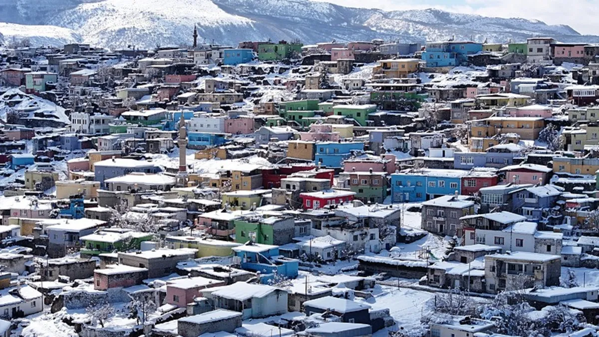 Kayseri'nin beyaza bürünen "renkli evler"i!