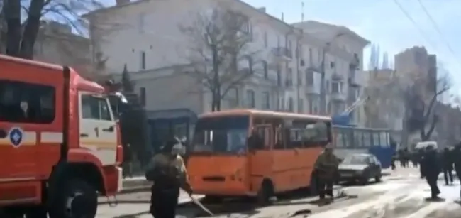 donetsk-kent-merkezine-fuze-dustu-aralarinda-cocuklarin-da-bulundugu-17-kisi-oldu-1647260154217.jpg Donetsk kent merkezine füze düştü: Aralarında çocukların da bulunduğu 17 kişi öldü - 2