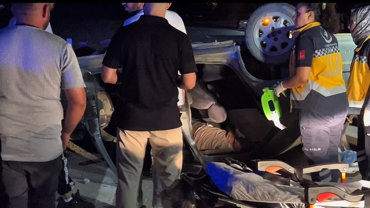 Sakarya’da takla atan otomobilde sıkışan sürücüyü itfaiye kurtardı