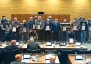 Takkesi ile törene gelen işçiye mobbing! CHP bir kez daha şaşırtmadı