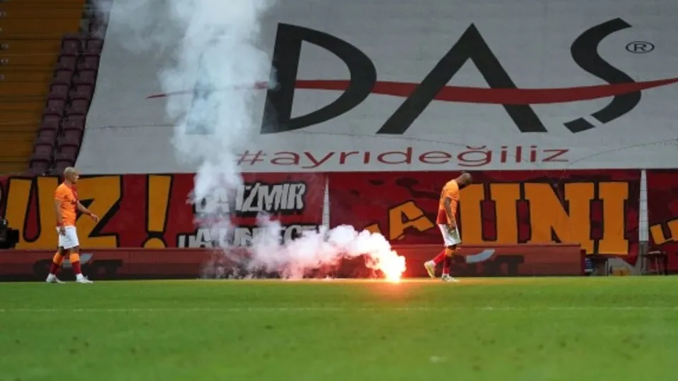 Galatasaray Fenerbahçe derbisinde sahaya işaret fişeği atıldı
