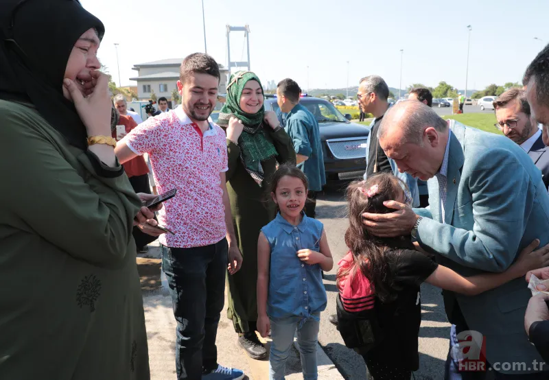 Başkan Erdoğan, 15 Temmuz Şehitler Makamı’nda vatandaşlarla sohbet ederek fotoğraf çektirdi 1