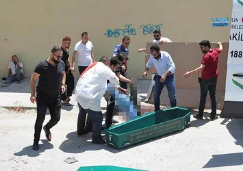 Mersin'de sokak ortasında dehşet! Boğazını keserek öldürdü