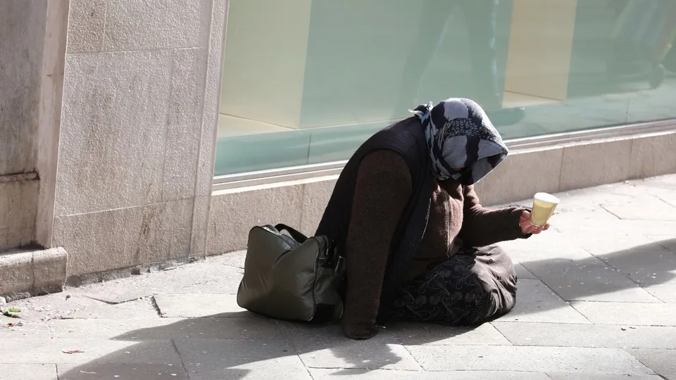İsveç’te dilenmek artık paralı | Video