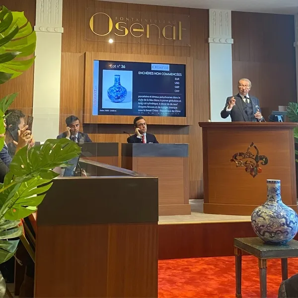 2 bin euro paha biçilen vazo dudak uçuklatan bir rakama satıldı - 1