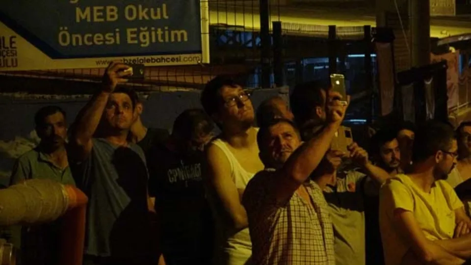 Gören oraya koştu! Gebze'deki yangını vatandaşlar gülerek izledi