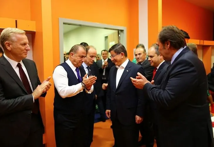 Başbakan Davutoğlu ve Alexis Çipras milli maçta