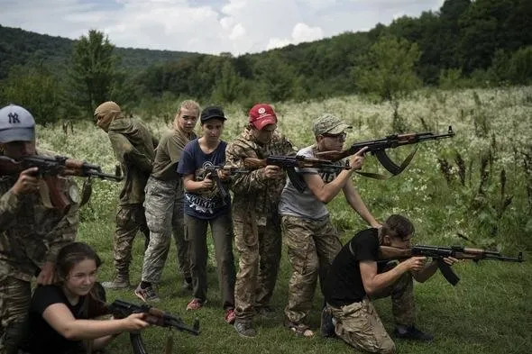 8 yaşındaki çocuklara silahlı eğitim tartışma yarattı