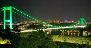 FSM Köprüsü Skolyoz Farkındalık Günü nedeniyle yeşile büründü