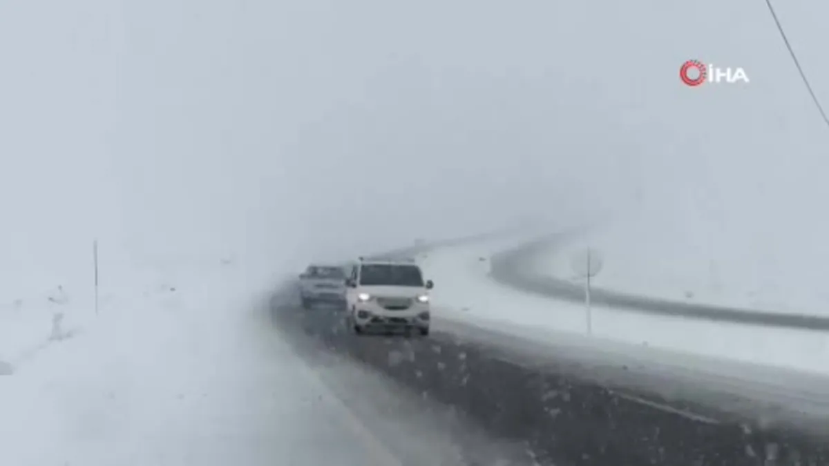 Bitlis'te mevsimin ilk karı kamerada