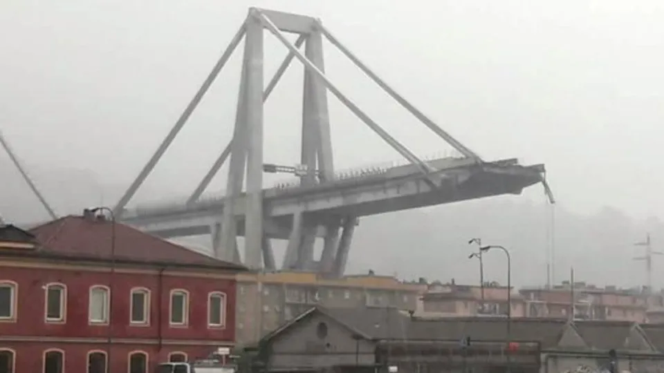 İtalya’da köprü çöktü