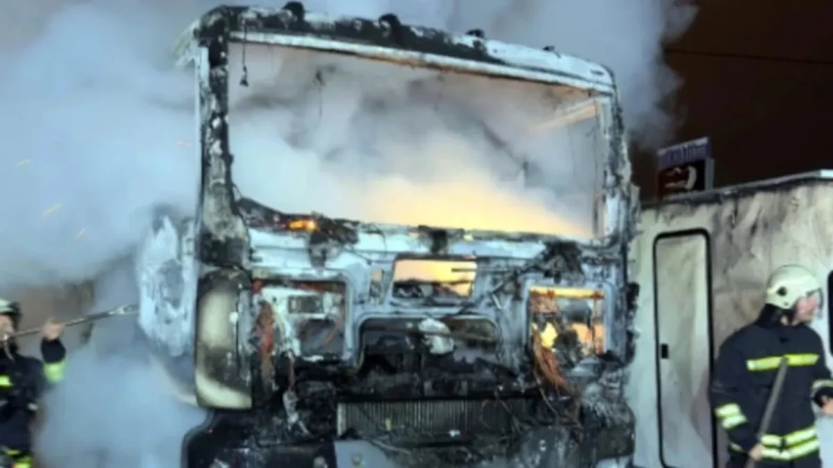 Park halindeki beton pompa aracı yandı