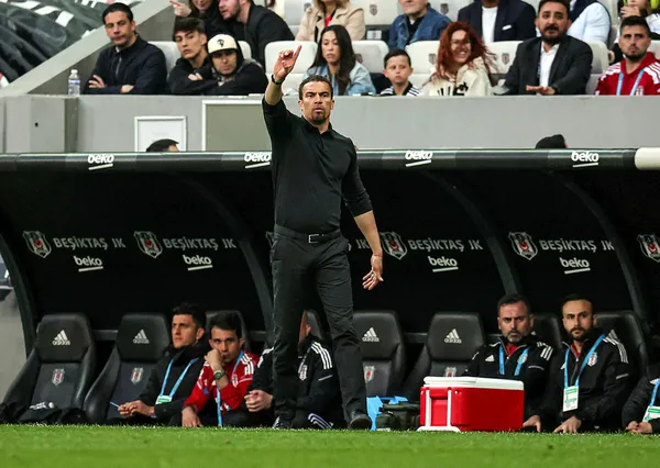 besiktasta-valerien-ismael-donemi-sona-erdi-besiktasin-yeni-teknik-direktoru-kim-olacak-senol-gunes-ve-sergen-1666715117156.jpg Beşiktaş'ta Valerien Ismael dönemi sona erdi! Beşiktaş'ın yeni teknik direktörü kim olacak? Şenol Güneş ve Sergen Yalçın... - 4