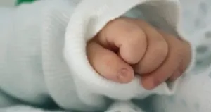 Çocuk doktoru para karşılığı bebek aldı