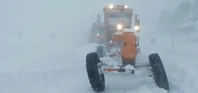 Konya’da yoğun kar yolları kapattı! Yolları açmaya giden ekip karda mahsur kaldı