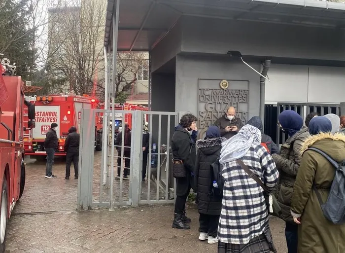 acibademde-marmara-universitesinde-yangin-telasi-fakulte-bosaltildi-1645710756687.jpg