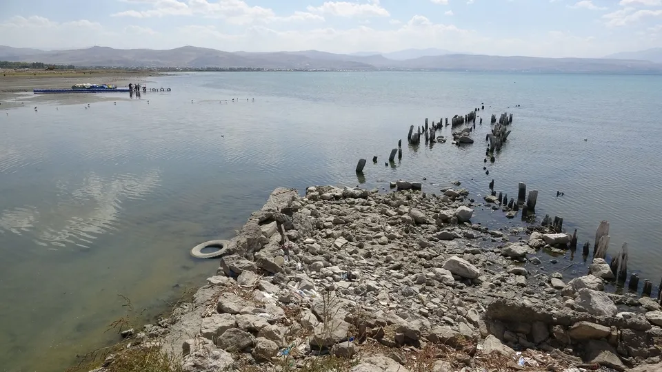 Van Gölü’nde sular çekildi! Yüz yıllık tarih ortaya çıktı