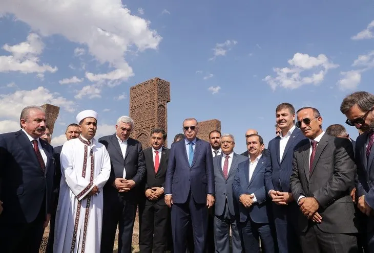 Başkan Erdoğan, Malazgirt Zaferi’nin yıl dönümünde Selçuklu Mezarlığı’nı ziyaret etti