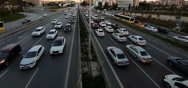İstanbullular yoğun trafik nedeniyle yolda kaldı!