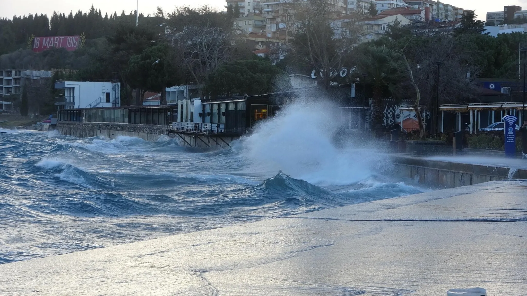 Çanakkale Boğazı'nda fırtına: Gemi geçişleri durduruldu