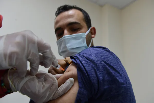 Kaç kişi koronavirüs aşısı oldu? Örnek aşılama rekor katılım