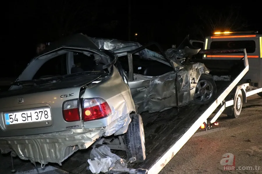 Adapazarı D 100’de korkunç kaza! Bariyerlere giren otomobil kağıt gibi ezildi 3