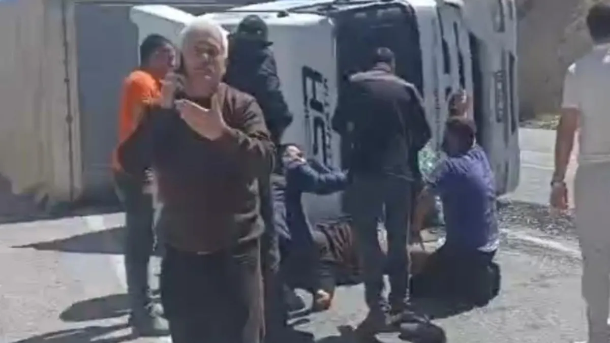 Bitlis'te virajı alamayan TIR devrildi: 2 kişi yaralandı