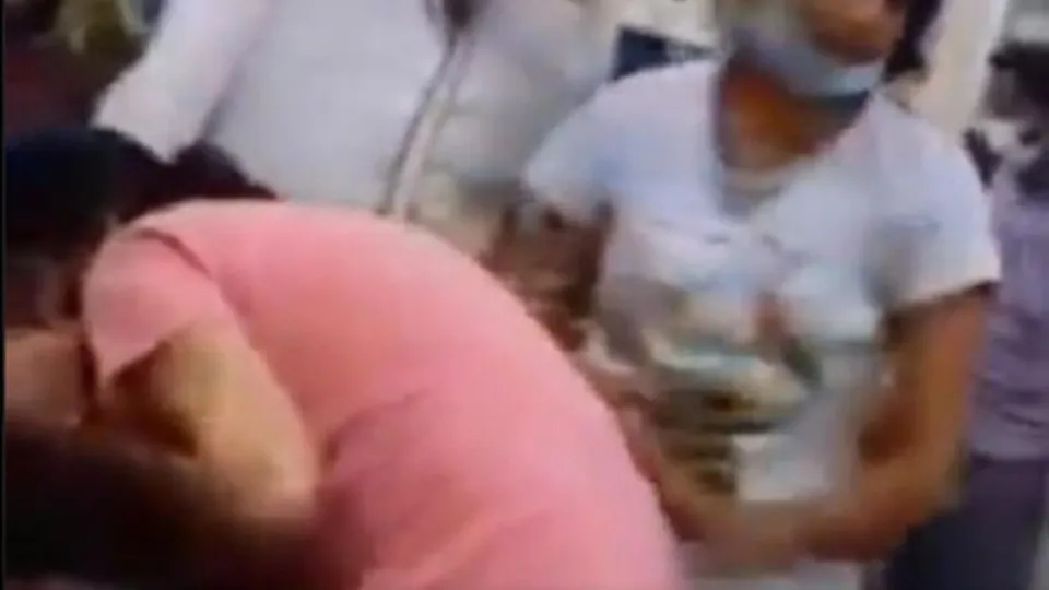 Hindistan'da yürek yakan görüntü! Annesini kurtarmak için suni teneffüsü kendisi yaptı