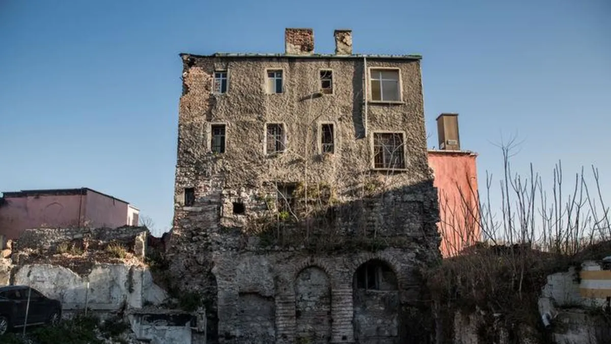 4 dönem tek binada! Fatih'teki bu yapıyı gören şaşkına dönüyor