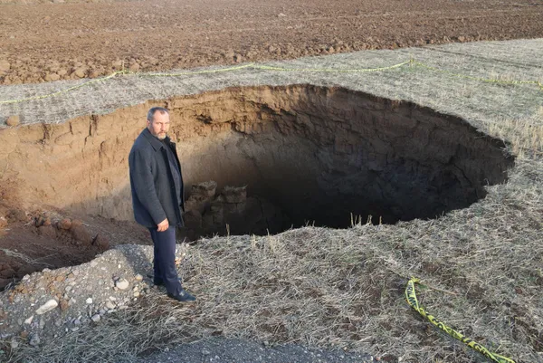 Tarlanın ortasında oluşan dev obruk akıllarını başlarından aldı! Son anda fark edip faciadan kurtuldular - 4