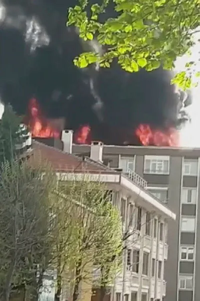 Son dakika: İstanbul Bağcılar'da binanın çatısında yangın! Alevlerin içinde mahsur kalan bir kişi yere atladı - 3