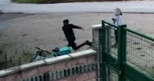 Bisikleti alamayınca döner tekme attı