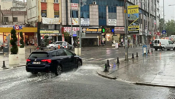 Aniden bastıran yağmur 10 dakikada yolları göle çevirdi - 2
